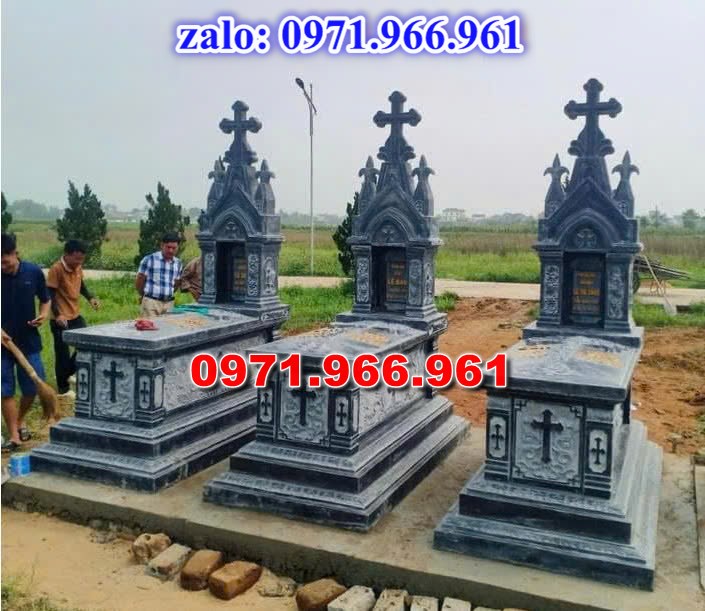 mẫu mộ công giáo nguyên khối sang trọng bằng đá xanh rêu cao cấp, mộ công giáo chuẩn phong cách thiên chúa giáo cho ông bà, cha mẹ đẹp bền vững theo thời gian, mẫu mộ công giáo bằng đá chất lượng cao, giá rẻ phù hợp cho gia đình, mẫu mộ công giáo được điêu khắc chạm chổ hoa văn tinh xảo theo yêu cầu khách hàng