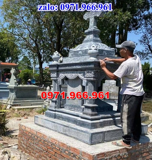 mẫu mộ công giáo nguyên khối sang trọng bằng đá xanh rêu cao cấp, mộ công giáo chuẩn phong cách thiên chúa giáo cho ông bà, cha mẹ đẹp bền vững theo thời gian, mẫu mộ công giáo bằng đá chất lượng cao, giá rẻ phù hợp cho gia đình, mẫu mộ công giáo được điêu khắc chạm chổ hoa văn tinh xảo theo yêu cầu khách hàng