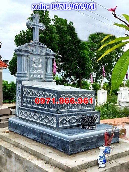 mẫu mộ công giáo nguyên khối sang trọng bằng đá xanh rêu cao cấp, mộ công giáo chuẩn phong cách thiên chúa giáo cho ông bà, cha mẹ đẹp bền vững theo thời gian, mẫu mộ công giáo bằng đá chất lượng cao, giá rẻ phù hợp cho gia đình, mẫu mộ công giáo được điêu khắc chạm chổ hoa văn tinh xảo theo yêu cầu khách hàng