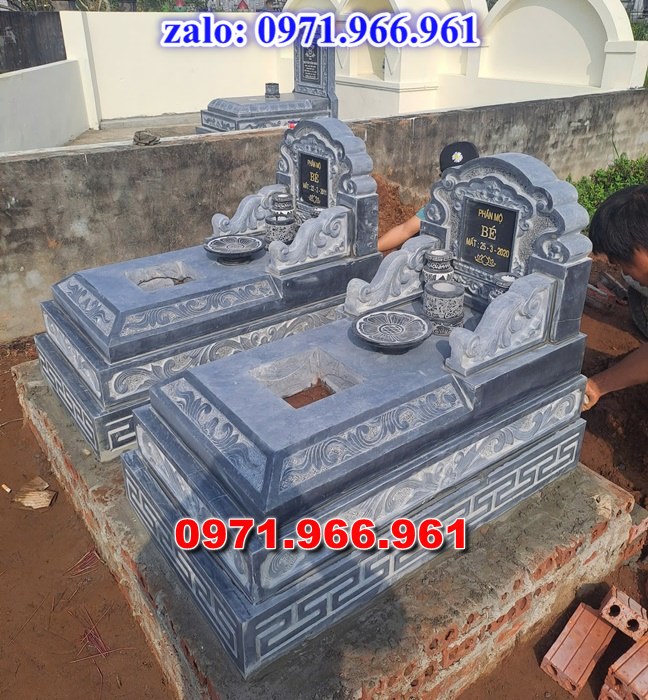 mộ tam sơn bằng đá là một trong những mẫu mộ đá truyền thống được sử dụng phổ biến tại các nghĩa trang gia đình, dòng họ và các khu lăng mộ trên khắp việt nam, thiết kế đặc trưng của mộ tam sơn gồm bia mộ phía sau với ba cấp thấp tượng trưng cho sự vững chãi, trường tồn và lòng hiếu kính vớ tổ tiên, mẫu mộ tam sơn được chế tác từ đá xanh NINH BÌNH, đá xanh rêu, đá granite hoạc đá trắng tự nhiên nguyên khối mang đến độ bền cao
