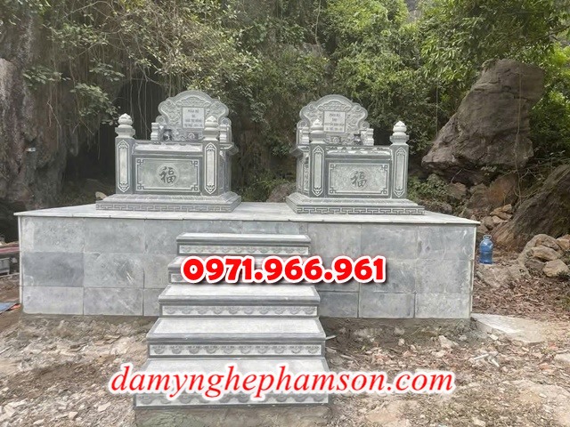 mộ tam sơn bằng đá là một trong những mẫu mộ đá truyền thống được sử dụng phổ biến tại các nghĩa trang gia đình, dòng họ và các khu lăng mộ trên khắp việt nam, thiết kế đặc trưng của mộ tam sơn gồm bia mộ phía sau với ba cấp thấp tượng trưng cho sự vững chãi, trường tồn và lòng hiếu kính vớ tổ tiên, mẫu mộ tam sơn được chế tác từ đá xanh NINH BÌNH, đá xanh rêu, đá granite hoạc đá trắng tự nhiên nguyên khối mang đến độ bền cao