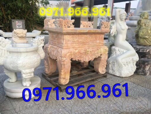 bàn thờ lễ bằng đá tự nhiên nguyên khối ngoài trời chuẩn phong thủy đẹp, bàn thờ lễ được đặt trước tượng phật quan âm hay quan thần linh, bàn lễ đá xanh ninh bình được điêu khắc hoa văn tinh sảo theo yêu cầu khách hàng, bàn lễ bằng đá cao cấp cho nhà thờ họ hay gia đình, bàn lễ trong khu lăng mộ có kích thước chuẩn  phong thủy bền đẹp cho gia đình 