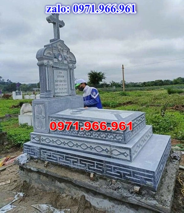 mẫu mộ công giáo nguyên khối sang trọng bằng đá xanh rêu cao cấp, mộ công giáo chuẩn phong cách thiên chúa giáo cho ông bà, cha mẹ đẹp bền vững theo thời gian, mẫu mộ công giáo bằng đá chất lượng cao, giá rẻ phù hợp cho gia đình, mẫu mộ công giáo được điêu khắc chạm chổ hoa văn tinh xảo theo yêu cầu khách hàng