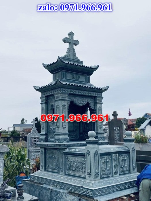mẫu mộ công giáo nguyên khối sang trọng bằng đá xanh rêu cao cấp, mộ công giáo chuẩn phong cách thiên chúa giáo cho ông bà, cha mẹ đẹp bền vững theo thời gian, mẫu mộ công giáo bằng đá chất lượng cao, giá rẻ phù hợp cho gia đình, mẫu mộ công giáo được điêu khắc chạm chổ hoa văn tinh xảo theo yêu cầu khách hàng