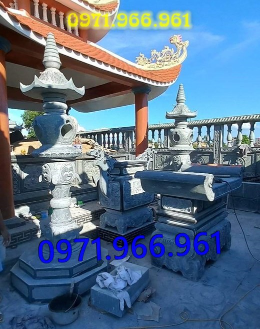 bàn thờ lễ bằng đá tự nhiên nguyên khối ngoài trời chuẩn phong thủy đẹp, bàn thờ lễ được đặt trước tượng phật quan âm hay quan thần linh, bàn lễ đá xanh ninh bình được điêu khắc hoa văn tinh sảo theo yêu cầu khách hàng, bàn lễ bằng đá cao cấp cho nhà thờ họ hay gia đình, bàn lễ trong khu lăng mộ có kích thước chuẩn  phong thủy bền đẹp cho gia đình 