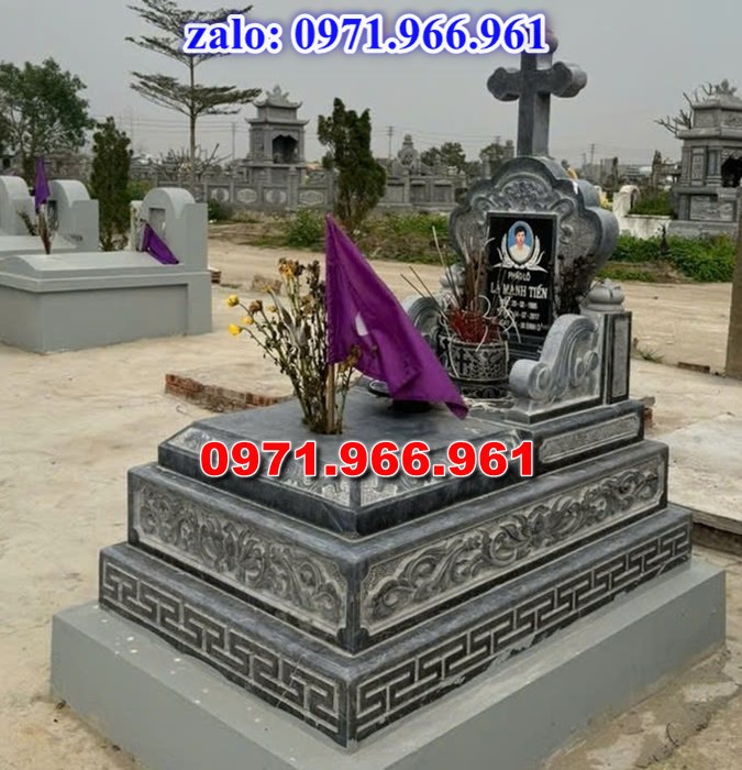 mẫu mộ công giáo nguyên khối sang trọng bằng đá xanh rêu cao cấp, mộ công giáo chuẩn phong cách thiên chúa giáo cho ông bà, cha mẹ đẹp bền vững theo thời gian, mẫu mộ công giáo bằng đá chất lượng cao, giá rẻ phù hợp cho gia đình, mẫu mộ công giáo được điêu khắc chạm chổ hoa văn tinh xảo theo yêu cầu khách hàng