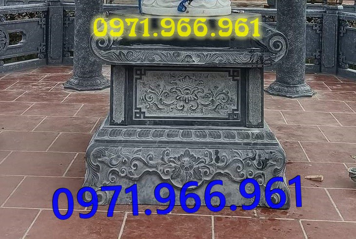 bàn thờ lễ bằng đá tự nhiên nguyên khối ngoài trời chuẩn phong thủy đẹp, bàn thờ lễ được đặt trước tượng phật quan âm hay quan thần linh, bàn lễ đá xanh ninh bình được điêu khắc hoa văn tinh sảo theo yêu cầu khách hàng, bàn lễ bằng đá cao cấp cho nhà thờ họ hay gia đình, bàn lễ trong khu lăng mộ có kích thước chuẩn phong thủy bền đẹp cho gia đình
