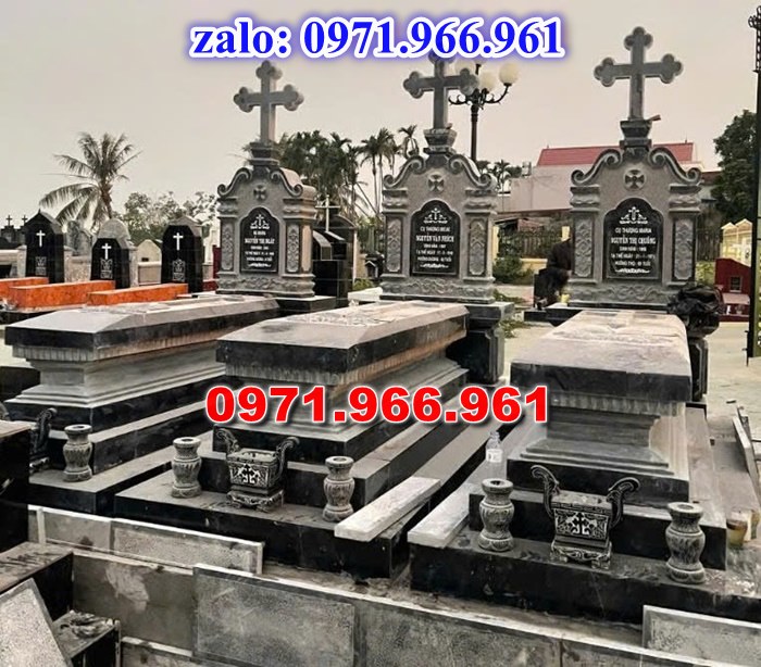 mẫu mộ công giáo nguyên khối sang trọng bằng đá xanh rêu cao cấp, mộ công giáo chuẩn phong cách thiên chúa giáo cho ông bà, cha mẹ đẹp bền vững theo thời gian, mẫu mộ công giáo bằng đá chất lượng cao, giá rẻ phù hợp cho gia đình, mẫu mộ công giáo được điêu khắc chạm chổ hoa văn tinh xảo theo yêu cầu khách hàng