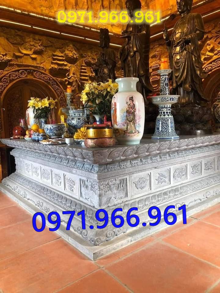 bàn thờ lễ bằng đá tự nhiên nguyên khối ngoài trời chuẩn phong thủy đẹp, bàn thờ lễ được đặt trước tượng phật quan âm hay quan thần linh, bàn lễ đá xanh ninh bình được điêu khắc hoa văn tinh sảo theo yêu cầu khách hàng, bàn lễ bằng đá cao cấp cho nhà thờ họ hay gia đình, bàn lễ trong khu lăng mộ có kích thước chuẩn phong thủy bền đẹp cho gia đình
