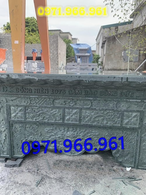 bàn thờ lễ bằng đá tự nhiên nguyên khối ngoài trời chuẩn phong thủy đẹp, bàn thờ lễ được đặt trước tượng phật quan âm hay quan thần linh, bàn lễ đá xanh ninh bình được điêu khắc hoa văn tinh sảo theo yêu cầu khách hàng, bàn lễ bằng đá cao cấp cho nhà thờ họ hay gia đình, bàn lễ trong khu lăng mộ có kích thước chuẩn phong thủy bền đẹp cho gia đình