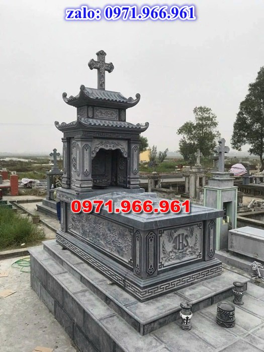 mẫu mộ công giáo nguyên khối sang trọng bằng đá xanh rêu cao cấp, mộ công giáo chuẩn phong cách thiên chúa giáo cho ông bà, cha mẹ đẹp bền vững theo thời gian, mẫu mộ công giáo bằng đá chất lượng cao, giá rẻ phù hợp cho gia đình, mẫu mộ công giáo được điêu khắc chạm chổ hoa văn tinh xảo theo yêu cầu khách hàng