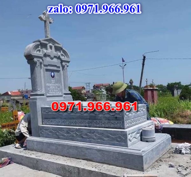 mẫu mộ công giáo nguyên khối sang trọng bằng đá xanh rêu cao cấp, mộ công giáo chuẩn phong cách thiên chúa giáo cho ông bà, cha mẹ đẹp bền vững theo thời gian, mẫu mộ công giáo bằng đá chất lượng cao, giá rẻ phù hợp cho gia đình, mẫu mộ công giáo được điêu khắc chạm chổ hoa văn tinh xảo theo yêu cầu khách hàng