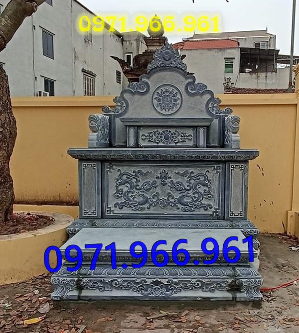 bàn thờ lễ bằng đá tự nhiên nguyên khối ngoài trời chuẩn phong thủy đẹp, bàn thờ lễ được đặt trước tượng phật quan âm hay quan thần linh, bàn lễ đá xanh ninh bình được điêu khắc hoa văn tinh sảo theo yêu cầu khách hàng, bàn lễ bằng đá cao cấp cho nhà thờ họ hay gia đình, bàn lễ trong khu lăng mộ có kích thước chuẩn  phong thủy bền đẹp cho gia đình 