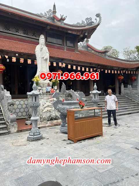 bàn thờ lễ bằng đá tự nhiên nguyên khối ngoài trời chuẩn phong thủy đẹp, bàn thờ lễ được đặt trước tượng phật quan âm hay quan thần linh, bàn lễ đá xanh ninh bình được điêu khắc hoa văn tinh sảo theo yêu cầu khách hàng, bàn lễ bằng đá cao cấp cho nhà thờ họ hay gia đình, bàn lễ trong khu lăng mộ có kích thước chuẩn  phong thủy bền đẹp cho gia đình 