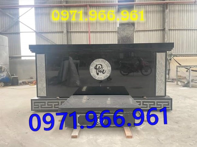 bàn thờ lễ bằng đá tự nhiên nguyên khối ngoài trời chuẩn phong thủy đẹp, bàn thờ lễ được đặt trước tượng phật quan âm hay quan thần linh, bàn lễ đá xanh ninh bình được điêu khắc hoa văn tinh sảo theo yêu cầu khách hàng, bàn lễ bằng đá cao cấp cho nhà thờ họ hay gia đình, bàn lễ trong khu lăng mộ có kích thước chuẩn phong thủy bền đẹp cho gia đình