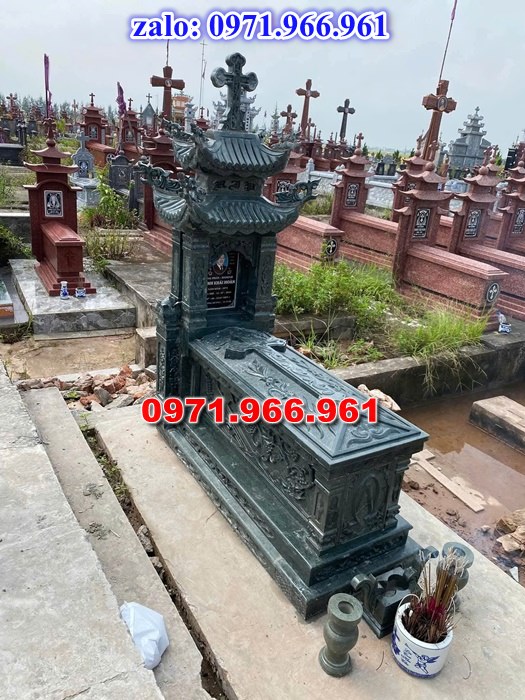 mẫu mộ công giáo nguyên khối sang trọng bằng đá xanh rêu cao cấp, mộ công giáo chuẩn phong cách thiên chúa giáo cho ông bà, cha mẹ đẹp bền vững theo thời gian, mẫu mộ công giáo bằng đá chất lượng cao, giá rẻ phù hợp cho gia đình, mẫu mộ công giáo được điêu khắc chạm chổ hoa văn tinh xảo theo yêu cầu khách hàng