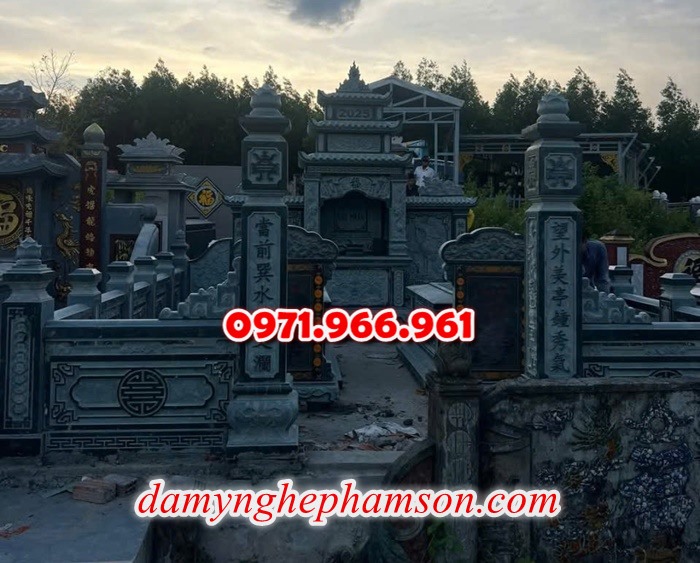 mẫu lăng thờ cho khu lăng mộ gia đình đá tự nhiên nguyên khối đẹp, lăng thờ đá phong thủy cho dòng họ cao cấp, lăng thờ được chạm khắc hoa văn tinh xảo tạo lên sự trang nghiêm cho gia đình, chuyên tư vấn và thiết kế lăng thờ bằng đá theo yêu cầu khách hàng