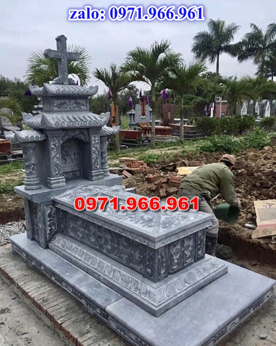 mẫu mộ công giáo nguyên khối sang trọng bằng đá xanh rêu cao cấp, mộ công giáo chuẩn phong cách thiên chúa giáo cho ông bà, cha mẹ đẹp bền vững theo thời gian, mẫu mộ công giáo bằng đá chất lượng cao, giá rẻ phù hợp cho gia đình, mẫu mộ công giáo được điêu khắc chạm chổ hoa văn tinh xảo theo yêu cầu khách hàng