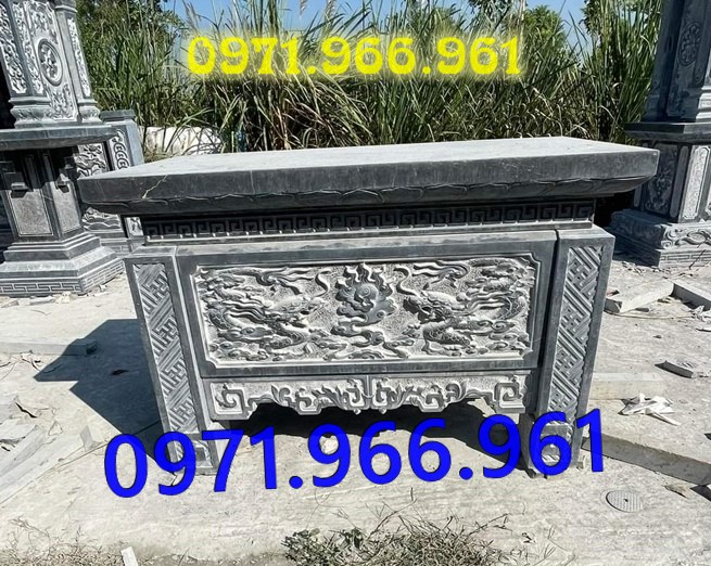 bàn thờ lễ bằng đá tự nhiên nguyên khối ngoài trời chuẩn phong thủy đẹp, bàn thờ lễ được đặt trước tượng phật quan âm hay quan thần linh, bàn lễ đá xanh ninh bình được điêu khắc hoa văn tinh sảo theo yêu cầu khách hàng, bàn lễ bằng đá cao cấp cho nhà thờ họ hay gia đình, bàn lễ trong khu lăng mộ có kích thước chuẩn phong thủy bền đẹp cho gia đình