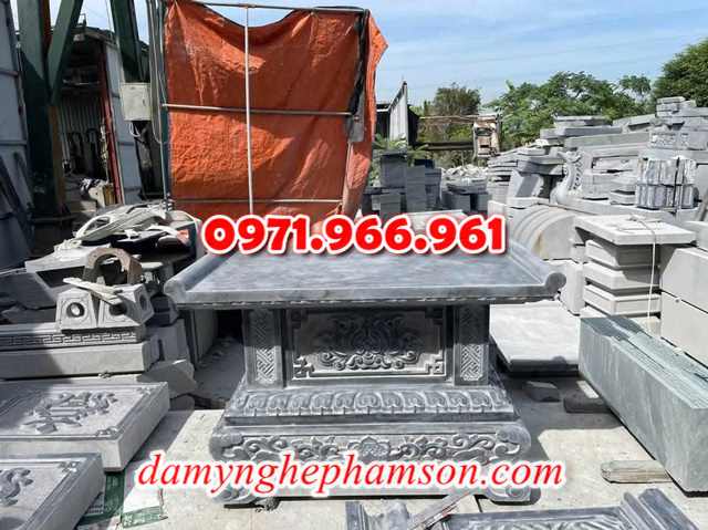 bàn thờ lễ bằng đá tự nhiên nguyên khối ngoài trời chuẩn phong thủy đẹp, bàn thờ lễ được đặt trước tượng phật quan âm hay quan thần linh, bàn lễ đá xanh ninh bình được điêu khắc hoa văn tinh sảo theo yêu cầu khách hàng, bàn lễ bằng đá cao cấp cho nhà thờ họ hay gia đình, bàn lễ trong khu lăng mộ có kích thước chuẩn phong thủy bền đẹp cho gia đình