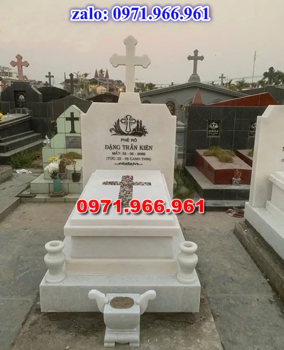 mẫu mộ công giáo nguyên khối sang trọng bằng đá xanh rêu cao cấp, mộ công giáo chuẩn phong cách thiên chúa giáo cho ông bà, cha mẹ đẹp bền vững theo thời gian, mẫu mộ công giáo bằng đá chất lượng cao, giá rẻ phù hợp cho gia đình, mẫu mộ công giáo được điêu khắc chạm chổ hoa văn tinh xảo theo yêu cầu khách hàng