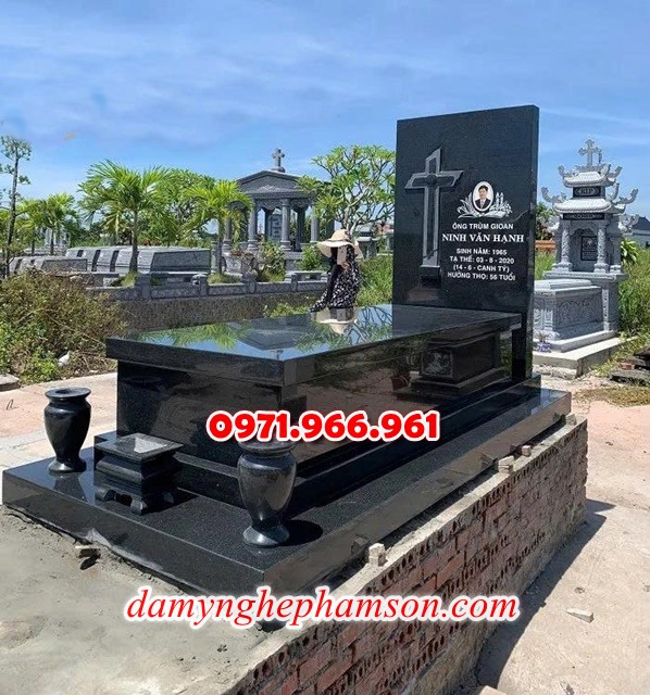 mẫu mộ để tro cốt bằng đá tự nhiên đơn giản và sang trọng cho gia đình, mộ để hài cốt ông bà, cha mẹ, có một mái, hai mái, ba mái bằng đá đẹp, mộ để hài cốt có kích thước chuẩn phong thủy bằng đá nhập khẩu cao cấp, mộ để hài cốt bằng đá được chế tác thủ công đường nét hoa văn tinh xảo theo yêu cầu khách hàng