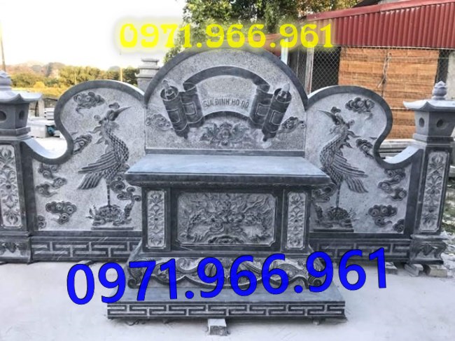 bàn thờ lễ bằng đá tự nhiên nguyên khối ngoài trời chuẩn phong thủy đẹp, bàn thờ lễ được đặt trước tượng phật quan âm hay quan thần linh, bàn lễ đá xanh ninh bình được điêu khắc hoa văn tinh sảo theo yêu cầu khách hàng, bàn lễ bằng đá cao cấp cho nhà thờ họ hay gia đình, bàn lễ trong khu lăng mộ có kích thước chuẩn phong thủy bền đẹp cho gia đình