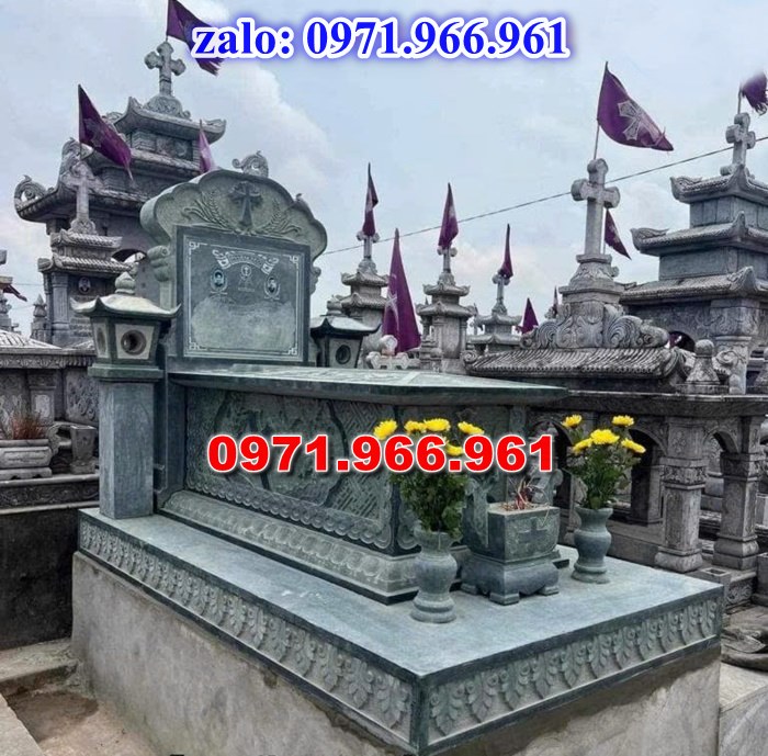 mẫu mộ công giáo nguyên khối sang trọng bằng đá xanh rêu cao cấp, mộ công giáo chuẩn phong cách thiên chúa giáo cho ông bà, cha mẹ đẹp bền vững theo thời gian, mẫu mộ công giáo bằng đá chất lượng cao, giá rẻ phù hợp cho gia đình, mẫu mộ công giáo được điêu khắc chạm chổ hoa văn tinh xảo theo yêu cầu khách hàng