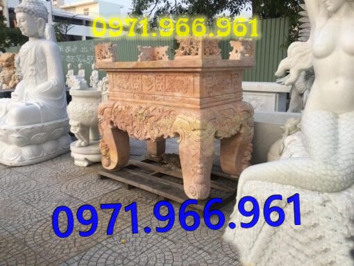 bàn thờ lễ bằng đá tự nhiên nguyên khối ngoài trời chuẩn phong thủy đẹp, bàn thờ lễ được đặt trước tượng phật quan âm hay quan thần linh, bàn lễ đá xanh ninh bình được điêu khắc hoa văn tinh sảo theo yêu cầu khách hàng, bàn lễ bằng đá cao cấp cho nhà thờ họ hay gia đình, bàn lễ trong khu lăng mộ có kích thước chuẩn phong thủy bền đẹp cho gia đình