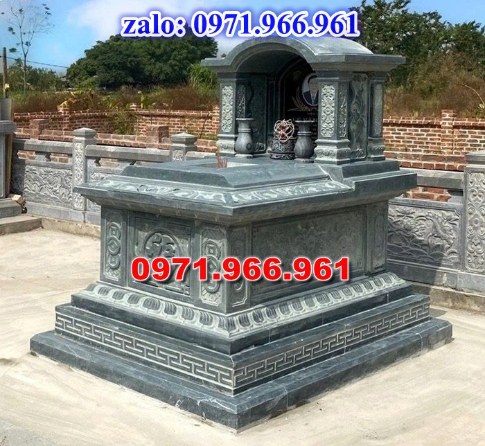 mộ tam sơn bằng đá là một trong những mẫu mộ đá truyền thống được sử dụng phổ biến tại các nghĩa trang gia đình, dòng họ và các khu lăng mộ trên khắp việt nam, thiết kế đặc trưng của mộ tam sơn gồm bia mộ phía sau với ba cấp thấp tượng trưng cho sự vững chãi, trường tồn và lòng hiếu kính vớ tổ tiên, mẫu mộ tam sơn được chế tác từ đá xanh NINH BÌNH, đá xanh rêu, đá granite hoạc đá trắng tự nhiên nguyên khối mang đến độ bền cao
