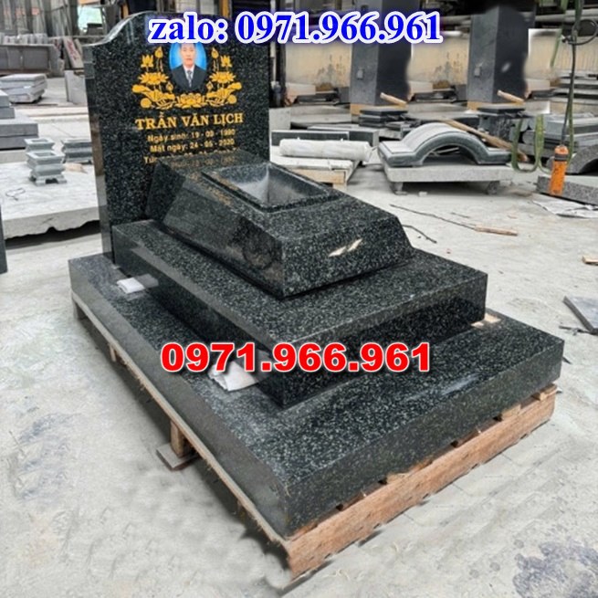 mẫu mộ công giáo nguyên khối sang trọng bằng đá xanh rêu cao cấp, mộ công giáo chuẩn phong cách thiên chúa giáo cho ông bà, cha mẹ đẹp bền vững theo thời gian, mẫu mộ công giáo bằng đá chất lượng cao, giá rẻ phù hợp cho gia đình, mẫu mộ công giáo được điêu khắc chạm chổ hoa văn tinh xảo theo yêu cầu khách hàng