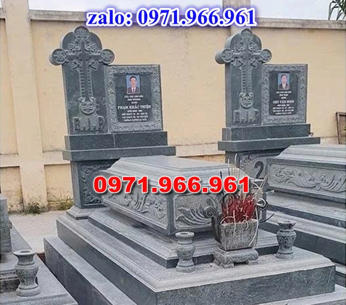 mẫu mộ công giáo nguyên khối sang trọng bằng đá xanh rêu cao cấp, mộ công giáo chuẩn phong cách thiên chúa giáo cho ông bà, cha mẹ đẹp bền vững theo thời gian, mẫu mộ công giáo bằng đá chất lượng cao, giá rẻ phù hợp cho gia đình, mẫu mộ công giáo được điêu khắc chạm chổ hoa văn tinh xảo theo yêu cầu khách hàng