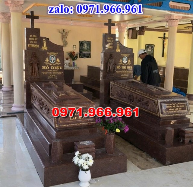 mẫu mộ công giáo nguyên khối sang trọng bằng đá xanh rêu cao cấp, mộ công giáo chuẩn phong cách thiên chúa giáo cho ông bà, cha mẹ đẹp bền vững theo thời gian, mẫu mộ công giáo bằng đá chất lượng cao, giá rẻ phù hợp cho gia đình, mẫu mộ công giáo được điêu khắc chạm chổ hoa văn tinh xảo theo yêu cầu khách hàng