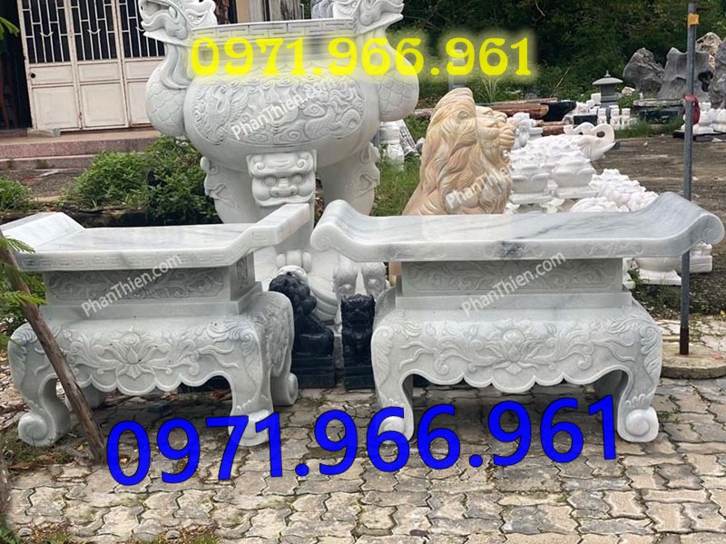 bàn thờ lễ bằng đá tự nhiên nguyên khối ngoài trời chuẩn phong thủy đẹp, bàn thờ lễ được đặt trước tượng phật quan âm hay quan thần linh, bàn lễ đá xanh ninh bình được điêu khắc hoa văn tinh sảo theo yêu cầu khách hàng, bàn lễ bằng đá cao cấp cho nhà thờ họ hay gia đình, bàn lễ trong khu lăng mộ có kích thước chuẩn phong thủy bền đẹp cho gia đình