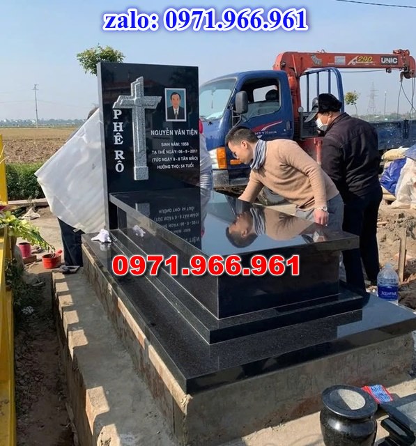 mẫu mộ công giáo nguyên khối sang trọng bằng đá xanh rêu cao cấp, mộ công giáo chuẩn phong cách thiên chúa giáo cho ông bà, cha mẹ đẹp bền vững theo thời gian, mẫu mộ công giáo bằng đá chất lượng cao, giá rẻ phù hợp cho gia đình, mẫu mộ công giáo được điêu khắc chạm chổ hoa văn tinh xảo theo yêu cầu khách hàng