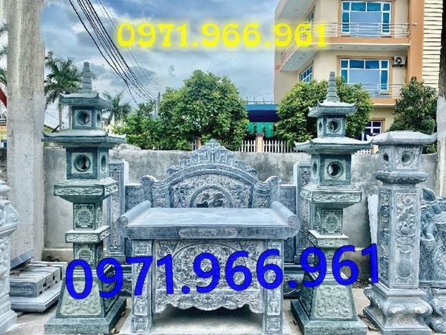 bàn thờ lễ bằng đá tự nhiên nguyên khối ngoài trời chuẩn phong thủy đẹp, bàn thờ lễ được đặt trước tượng phật quan âm hay quan thần linh, bàn lễ đá xanh ninh bình được điêu khắc hoa văn tinh sảo theo yêu cầu khách hàng, bàn lễ bằng đá cao cấp cho nhà thờ họ hay gia đình, bàn lễ trong khu lăng mộ có kích thước chuẩn phong thủy bền đẹp cho gia đình