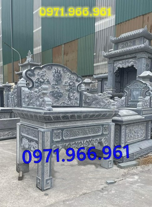 bàn thờ lễ bằng đá tự nhiên nguyên khối ngoài trời chuẩn phong thủy đẹp, bàn thờ lễ được đặt trước tượng phật quan âm hay quan thần linh, bàn lễ đá xanh ninh bình được điêu khắc hoa văn tinh sảo theo yêu cầu khách hàng, bàn lễ bằng đá cao cấp cho nhà thờ họ hay gia đình, bàn lễ trong khu lăng mộ có kích thước chuẩn phong thủy bền đẹp cho gia đình