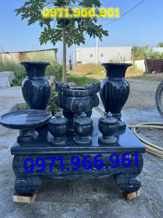 bàn thờ lễ bằng đá tự nhiên nguyên khối ngoài trời chuẩn phong thủy đẹp, bàn thờ lễ được đặt trước tượng phật quan âm hay quan thần linh, bàn lễ đá xanh ninh bình được điêu khắc hoa văn tinh sảo theo yêu cầu khách hàng, bàn lễ bằng đá cao cấp cho nhà thờ họ hay gia đình, bàn lễ trong khu lăng mộ có kích thước chuẩn phong thủy bền đẹp cho gia đình