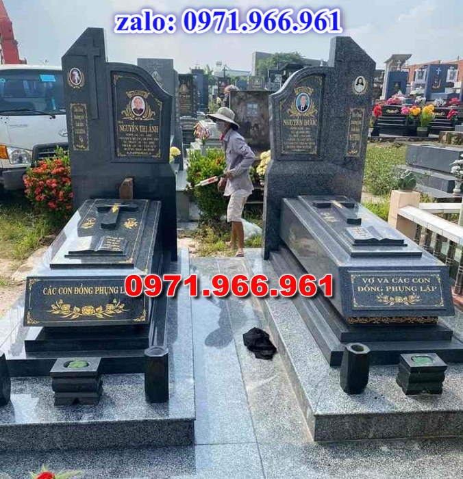 mẫu mộ công giáo nguyên khối sang trọng bằng đá xanh rêu cao cấp, mộ công giáo chuẩn phong cách thiên chúa giáo cho ông bà, cha mẹ đẹp bền vững theo thời gian, mẫu mộ công giáo bằng đá chất lượng cao, giá rẻ phù hợp cho gia đình, mẫu mộ công giáo được điêu khắc chạm chổ hoa văn tinh xảo theo yêu cầu khách hàng