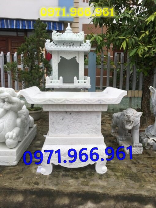 bàn thờ lễ bằng đá tự nhiên nguyên khối ngoài trời chuẩn phong thủy đẹp, bàn thờ lễ được đặt trước tượng phật quan âm hay quan thần linh, bàn lễ đá xanh ninh bình được điêu khắc hoa văn tinh sảo theo yêu cầu khách hàng, bàn lễ bằng đá cao cấp cho nhà thờ họ hay gia đình, bàn lễ trong khu lăng mộ có kích thước chuẩn phong thủy bền đẹp cho gia đình