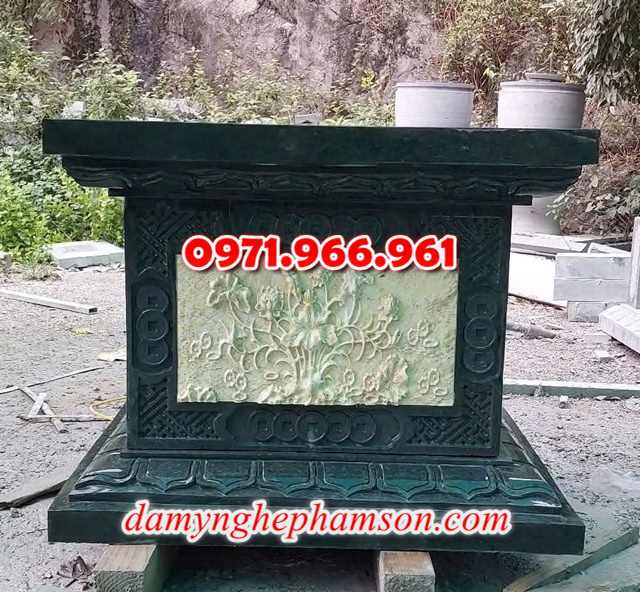 bàn thờ lễ bằng đá tự nhiên nguyên khối ngoài trời chuẩn phong thủy đẹp, bàn thờ lễ được đặt trước tượng phật quan âm hay quan thần linh, bàn lễ đá xanh ninh bình được điêu khắc hoa văn tinh sảo theo yêu cầu khách hàng, bàn lễ bằng đá cao cấp cho nhà thờ họ hay gia đình, bàn lễ trong khu lăng mộ có kích thước chuẩn phong thủy bền đẹp cho gia đình