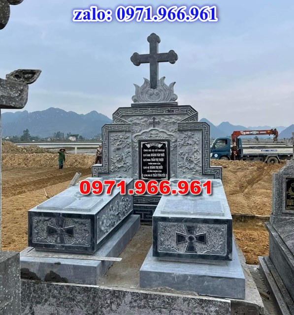 mẫu mộ công giáo nguyên khối sang trọng bằng đá xanh rêu cao cấp, mộ công giáo chuẩn phong cách thiên chúa giáo cho ông bà, cha mẹ đẹp bền vững theo thời gian, mẫu mộ công giáo bằng đá chất lượng cao, giá rẻ phù hợp cho gia đình, mẫu mộ công giáo được điêu khắc chạm chổ hoa văn tinh xảo theo yêu cầu khách hàng