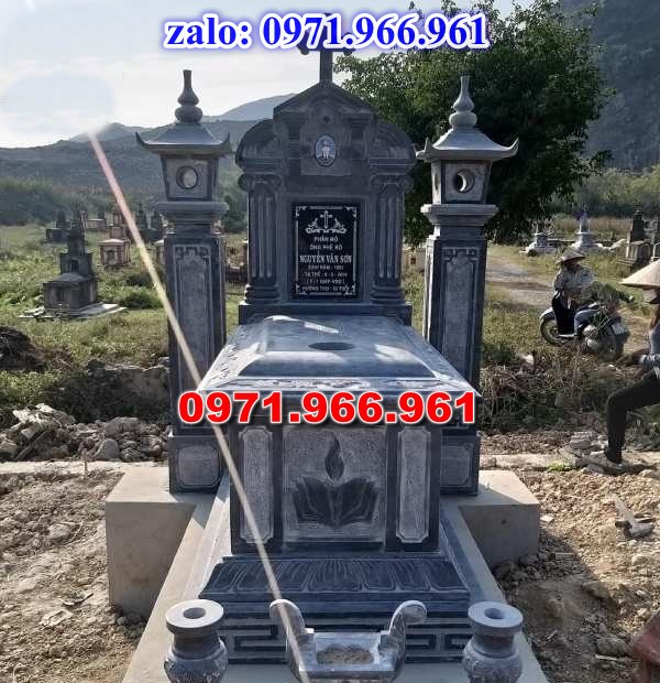 mẫu mộ công giáo nguyên khối sang trọng bằng đá xanh rêu cao cấp, mộ công giáo chuẩn phong cách thiên chúa giáo cho ông bà, cha mẹ đẹp bền vững theo thời gian, mẫu mộ công giáo bằng đá chất lượng cao, giá rẻ phù hợp cho gia đình, mẫu mộ công giáo được điêu khắc chạm chổ hoa văn tinh xảo theo yêu cầu khách hàng